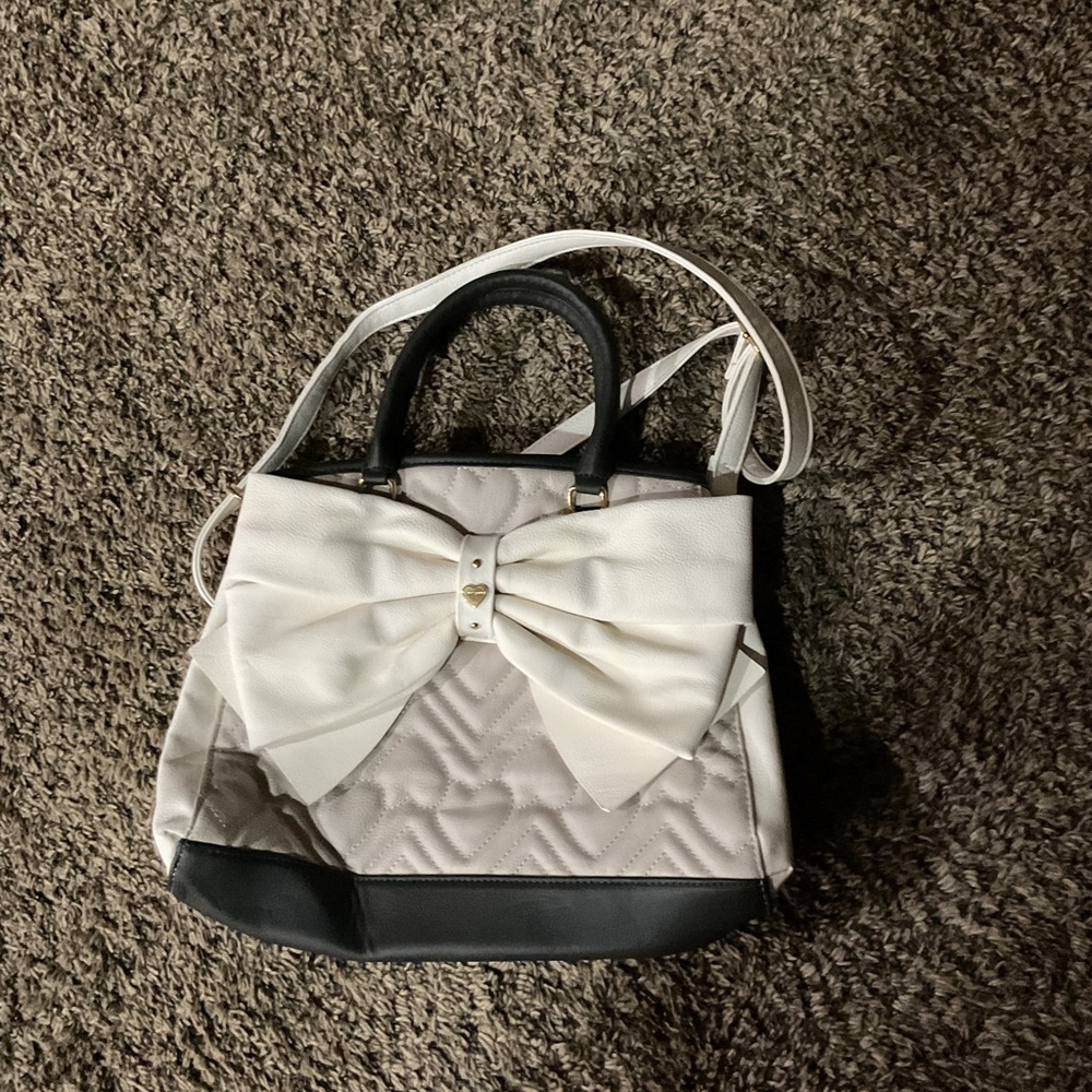 Elegant White and Black Bow Handbag